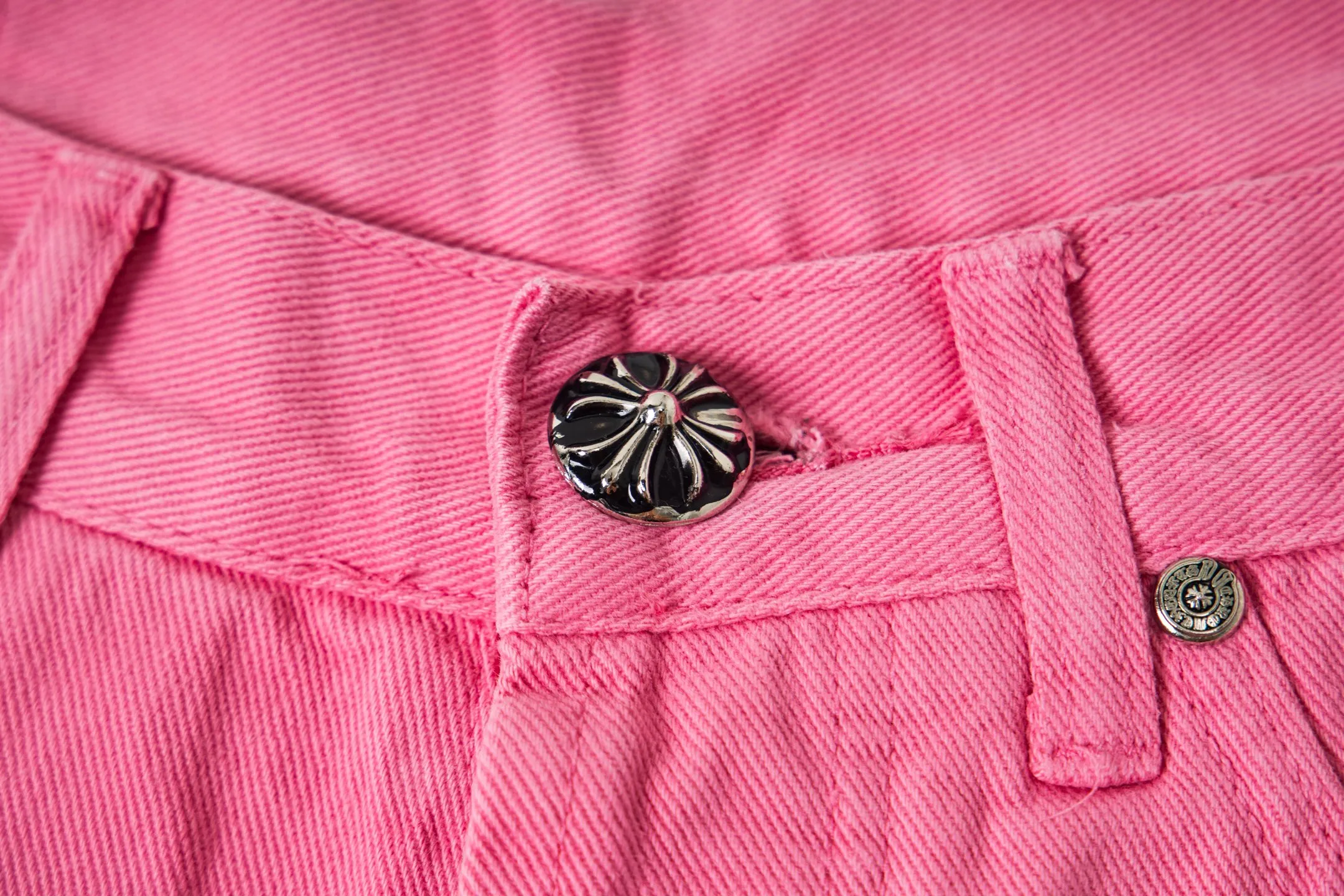P250 CHROME HEARTS 25ss dopamine light pink cross-over leather washed jeans - Full of exploring the ultimate in fashion, Chrome Hearts' new Chrome Hearts pants not only present a unique style, the fresh ice blue color looks particularly youthful and energetic. The mid-high waist design is paired with a lazy and casual style, which not only shows long legs but also maintains a casual feel. It is a must-have fashion choice for trendy men and trendy women. Style number: 1778# Color: Dopamine powder Size: 28 30 32 34